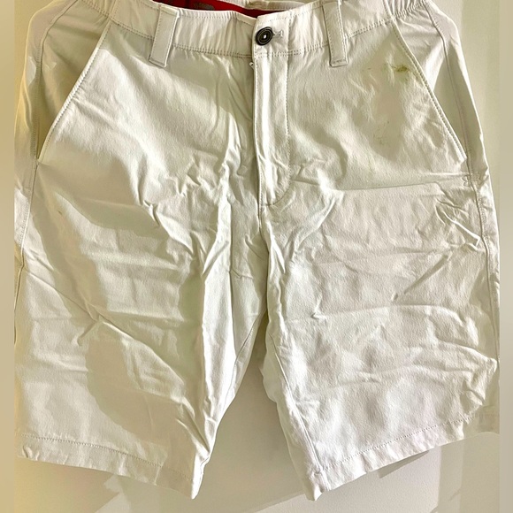 UNDER ARMOUR men’s white shorts, size 30, wrinkle due to folding, pre-loved - Picture 3 of 7